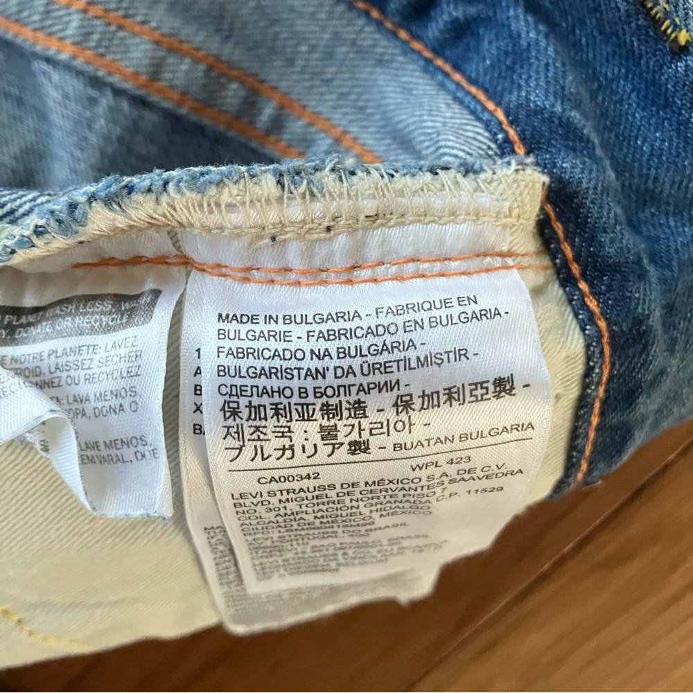 Levi's Light Blue Denim Jeans with Brown Label - Picture 13 of 16